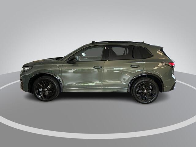 Volkswagen TIGUAN 1.5eHybrid 150kW/204PK R-Line Black Style · Panoramadak · Trekhaak · Apple/Android Car Play · Garantie t/m 14-08-2030 of 100000km.