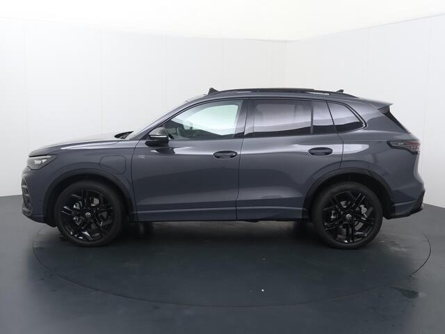 Volkswagen TIGUAN R-Line Edition 1.5 eHybrid 150 kW / 204 PK DSG | Black Style | Panoramadak | Trekhaak wegklapbaar | Leder & elektr. stoelen |