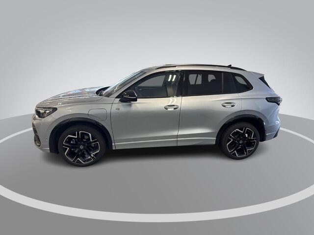 Volkswagen TIGUAN 1.5 eHybrid 204pk DSG R-Line Edition · Panoramadak · 360 Camera · Inklap. Trekhaak · Matrix LED · Stuur- & Stoelverwarming · Garantie t/m 18-09-2030 of 100.000km
