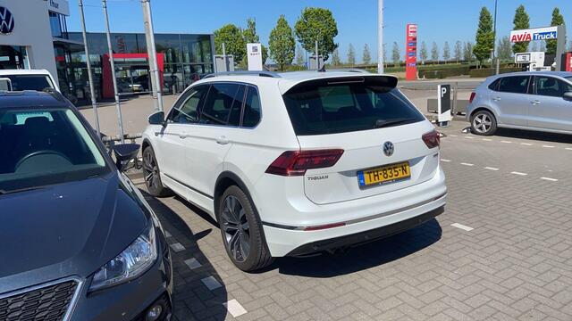 Volkswagen TIGUAN 2.0 TSI 4Motion Highline NL auto 1e eigenaar door ons geleverd en onderhouden DYNaudio R Line in en exterieur 20" Suzuka panoramadak discover pro navigatie LED Plus adaptief keyless entry elektrische achterklep spiegel pakket winterpakket verwarmbare voor