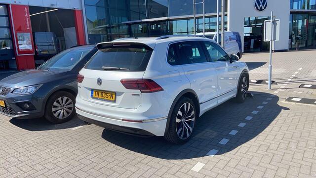 Volkswagen TIGUAN 2.0 TSI 4Motion Highline NL auto 1e eigenaar door ons geleverd en onderhouden DYNaudio R Line in en exterieur 20" Suzuka panoramadak discover pro navigatie LED Plus adaptief keyless entry elektrische achterklep spiegel pakket winterpakket verwarmbare voor