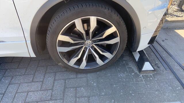 Volkswagen TIGUAN 2.0 TSI 4Motion Highline NL auto 1e eigenaar door ons geleverd en onderhouden DYNaudio R Line in en exterieur 20" Suzuka panoramadak discover pro navigatie LED Plus adaptief keyless entry elektrische achterklep spiegel pakket winterpakket verwarmbare voor