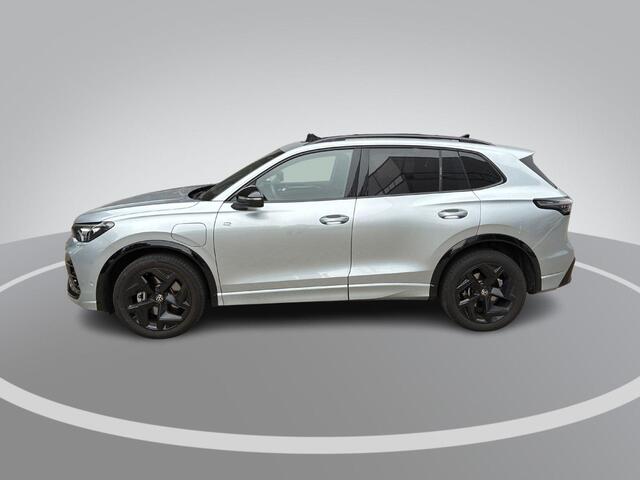 Volkswagen TIGUAN 1.5 eHybrid 272pk DSG R-Line Edition · Panoramadak · Inklap. Trekhaak · 360 Camera · Matrix LED · Massagefunctie · Dodehoeksensor · Garantie t/m 27-10-2029 of 100.000km