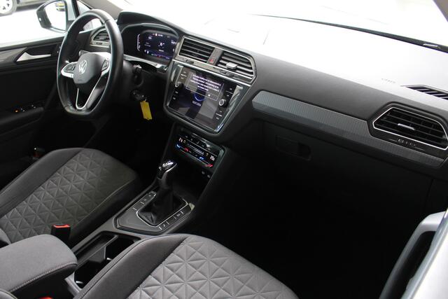 Volkswagen TIGUAN 1.5 TSI Life Navigatie | Trekhaak | Parkeercamera | All Season Banden