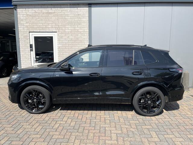 Volkswagen TIGUAN 1.5 eHybrid 2x R-Line / FABRIEKSGARANTIE TM 9-2029/ 272 PK/ PANO/ TREKHAAK/ 360 CAMERA/ HARMAN-KARDON/ BLACK STYLE/ ERGO ACTIVE/ HEAD-UP DISPLAY/ MATRIX/ DODE HOEK/ STOELVERWARM. V&A/ KEYLESS/ APP CONNECT/ 20"