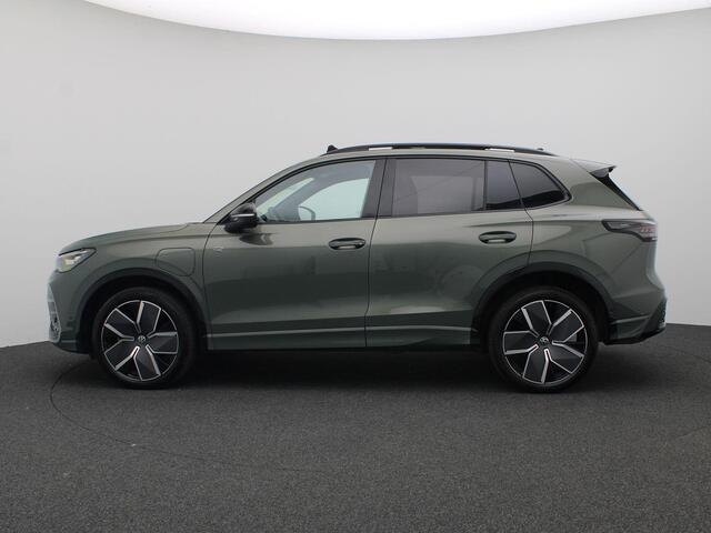 Volkswagen TIGUAN 1.5 eHybrid R-Line Edition 272PK DSG SOH 100%, Panoramadak, Trekhaak, Black Style, 20" LM Velgen, Elektr. Achterklep, Sport-comfortstoelen