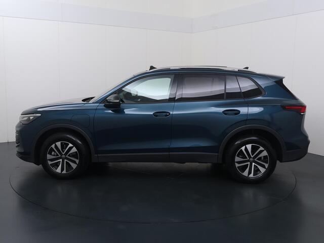 Volkswagen TIGUAN 1.5 eHybrid Life Edition | 204 PK | SoH 99% | Trekhaak | Panoramadak | Area view 360 | Stoelverwarming | Virtual pedal achterklep |