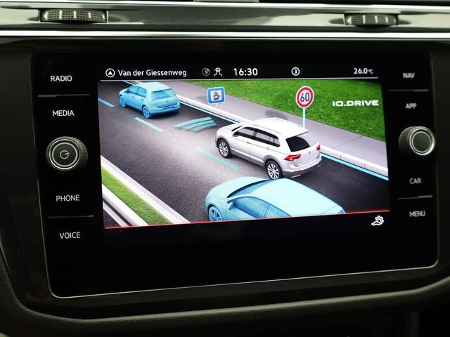 Volkswagen TIGUAN 1.5 TSI R-Line Business+ | Panodak | Elk. A-klep | Side Assist | Camera | Black Style | Prijs Rijklaar!!