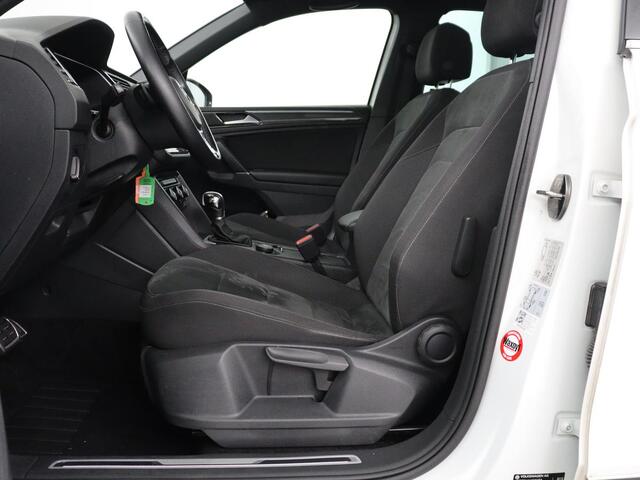 Volkswagen TIGUAN 1.4 TSI 150PK Aut. 4Motion Highline Business R | R-Line | Pano | Navi | Virtual Display | Stoelverwarming | Camera | Trekhaak | Climate Control | DAB+ | Carplay