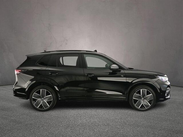 Volkswagen TIGUAN R-Line Edition 1.5 TSI eHybrid 272pk DSG Automaat Trekhaak, Black style, Panoramadak, Adaptive cruise control, Achteruitrijcamera, Elektrische achterklep