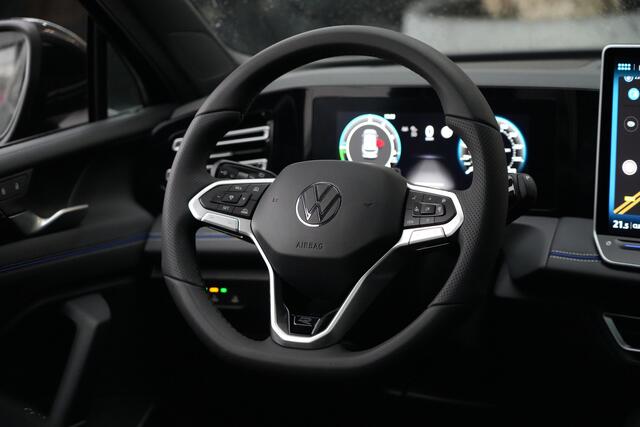 Volkswagen TIGUAN 1.5 eHybrid R-Line | 272PK | Pano | Trekhaak | 360° VW TIGUAN 1.5 e-Hybrid PHEV R-Line 272 PK, Plug-in hybride aandrijving, Panoramadak, Head-Up Display, 360° camera, adaptieve cruise control, stoelverwarming en trekhaak