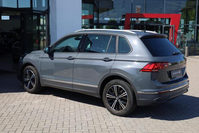 Volkswagen TIGUAN 1.4 TSI eHybrid R-Line Business+ SOH 93,6% | 245PK / 180kW DSG, Wegklapbare trekhaak, achteruitrijcamera (Rear View), dodehoekdetectie (Side Assist), 18" 'Nizza' LMV met 4 seizoenenbanden, elektrische achterklep (Easy Open), keyless go & entry, alarm klasse III, verwarmbare voorstoelen, verwarmbaar multifunctioneel lederen stuurwiel, parkeersensoren voor en achter (PDC), Apple Carplay & Android Auto, navigatie, DAB+, elektrisch verstel-, verwarm- en inklapbare buitenspiegels (spiegel pakket), digital cockpit pro, licht- en regensensor etc.