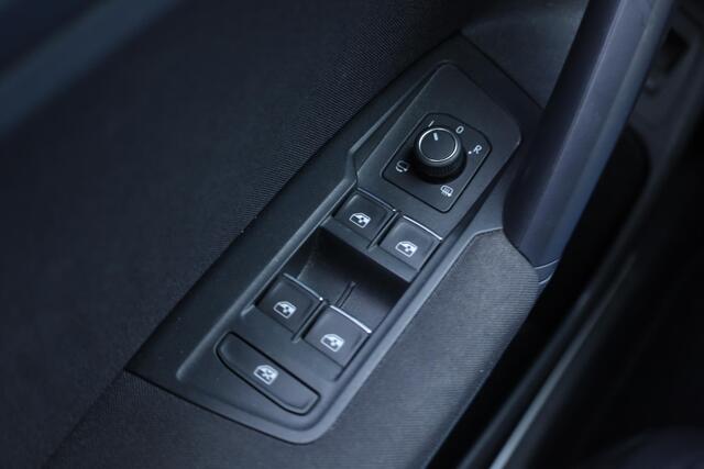 Volkswagen TIGUAN 1.4 TSI eHybrid R-Line Business+ SOH 93,6% | 245PK / 180kW DSG, Wegklapbare trekhaak, achteruitrijcamera (Rear View), dodehoekdetectie (Side Assist), 18" 'Nizza' LMV met 4 seizoenenbanden, elektrische achterklep (Easy Open), keyless go & entry, alarm klasse III, verwarmbare voorstoelen, verwarmbaar multifunctioneel lederen stuurwiel, parkeersensoren voor en achter (PDC), Apple Carplay & Android Auto, navigatie, DAB+, elektrisch verstel-, verwarm- en inklapbare buitenspiegels (spiegel pakket), digital cockpit pro, licht- en regensensor etc.