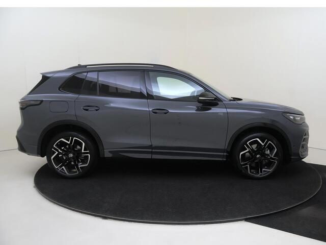 Volkswagen TIGUAN 1.5 eHybrid R-Line Edition | DEMO | Black Pack | 20 inch LM Velgen | 360 camera | Elektrisch bedienbare achterklep