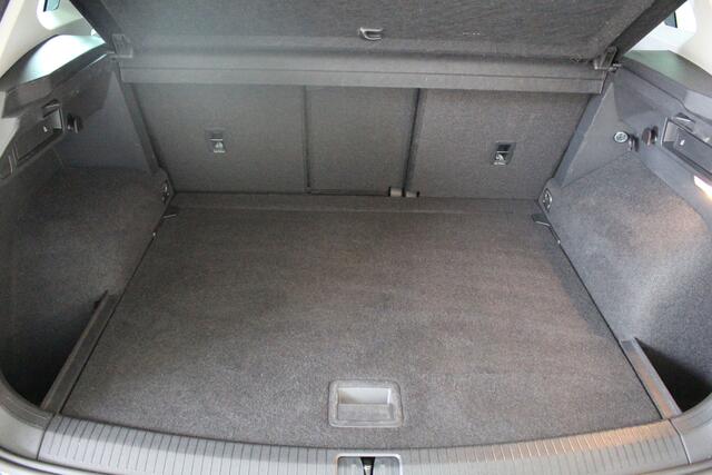 Volkswagen TIGUAN 1.5 TSI Elegance Apple Carplay | Parkeercamera | Stoelverwarming | Inklapbare buitenspiegels | Climate Control