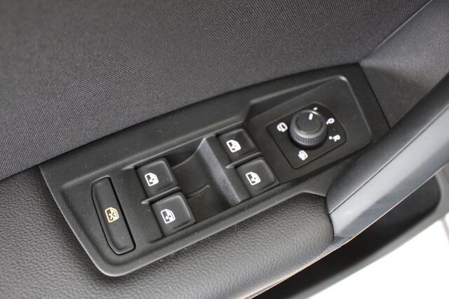 Volkswagen TIGUAN 1.5 TSI Elegance Apple Carplay | Parkeercamera | Stoelverwarming | Inklapbare buitenspiegels | Climate Control