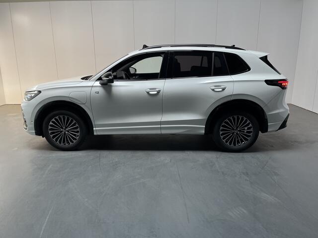 Volkswagen TIGUAN 1.5 eHybrid R-Line / AUTOMAAT/ GARANTIE TM 09-2030/ 272 PK/ PANO/ LEER/ TREKHAAK/ 360 CAMERA/ MEMORY+MASSAGE/ STUUR+STOELVERWARM./ STOELKOELING/ APP-CONNECT/ ACC/ ELEK.ACHTERKLEP/ DODEHOEK/ IQ.LIGHT/ NAVI/ DAB/