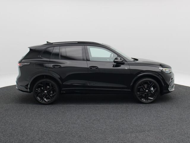 Volkswagen TIGUAN 1.5 204 Pk eHybrid R-Line | Black Style | Panoramadak | Adaptive Cruise | Trekhaak | Massage | Camera | CarPlay | 20 Inch| 34.103 Km !!