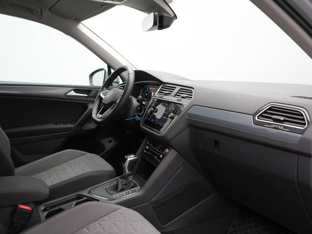 Volkswagen TIGUAN 1.4 TSI eHybrid Life PHEV 245pk | Trekhaak Af Fabriek | Adaptive Cruise | Stoelen & Stuur Verwarmd | Navigatie | Virtual Cockpit | DAB | Plug In Hybrid |