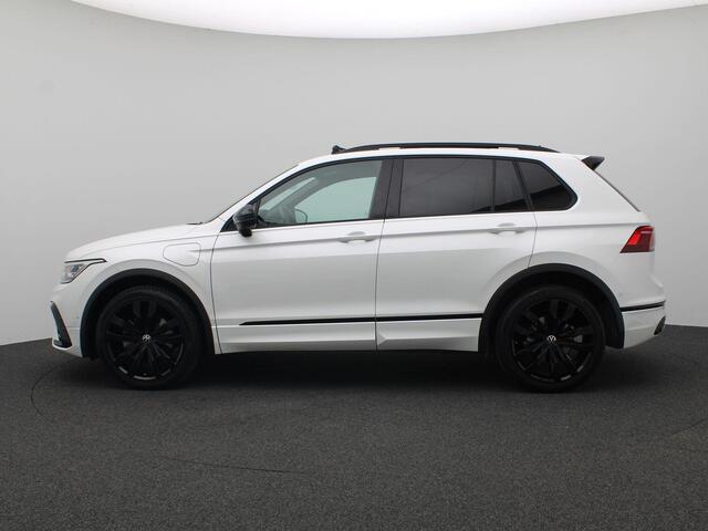 Volkswagen TIGUAN 1.4 TSI eHybrid R-Line Business 245PK DSG Panoramadak, Trekhaak, Leder, Memorystoel, 360gr. Camera, Black Style, 20" LM Velgen, Matrix-LED Verlichting, Stoel-stuurverwarming, DCC