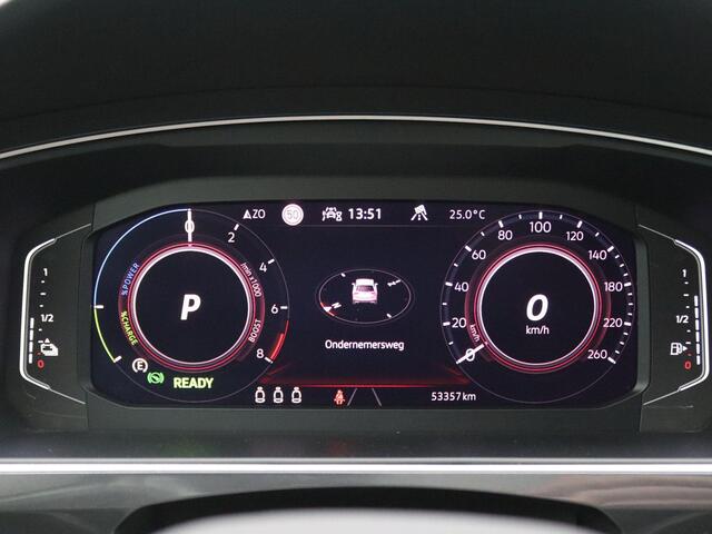 Volkswagen TIGUAN 1.4 TSI eHybrid R-Line Business 245PK DSG Panoramadak, Trekhaak, Leder, Memorystoel, 360gr. Camera, Black Style, 20" LM Velgen, Matrix-LED Verlichting, Stoel-stuurverwarming, DCC