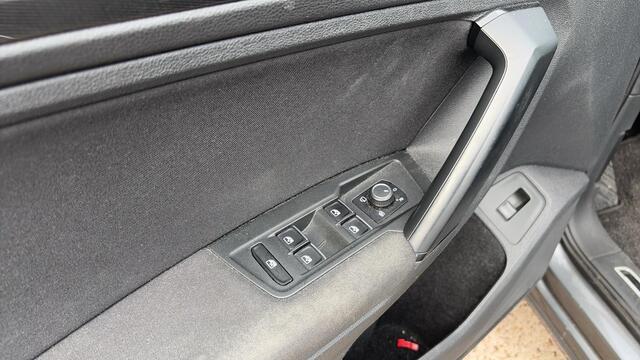 Volkswagen TIGUAN 1.4 TSI Comfortline Business R PANORAMADAK / STOELVERW / KEYLESS / 360GR CAMERA / CARPLAY / NAVI / CLIMA / NL-AUTO