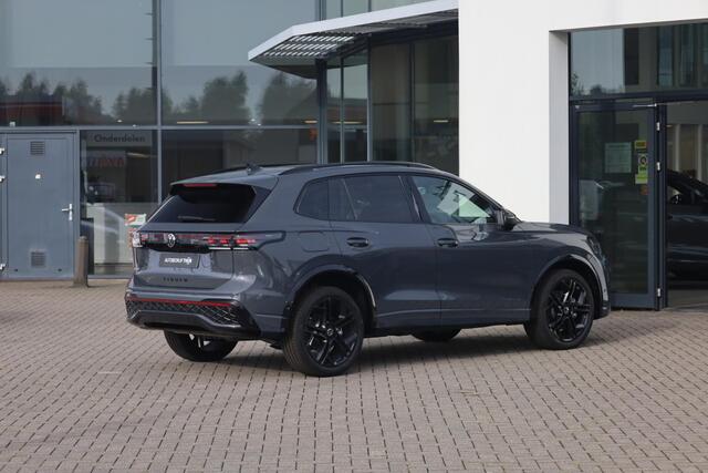 Volkswagen TIGUAN 1.5 eHybrid R-Line Edition 272PK / 200kW DSG, Wegklapbare trekhaak incl. aanhangermanoeuvreerhulp (Trailer Assist), LED Matrix (IQ.Lights), adaptieve cruise control (ACC) met Travel Assist, 20" 'York' LMV, parkeerassistent (Park Assist Pro), Comfort pakket plus (verwarmbare voorstoelen, verwarmbare achterbank, verwarmbare voorruit), elektrische achterklep (Easy Open & Close), panoramadak, Harman Kardon geluidssysteem, Black Style pakket, Interieur Style pakket (lederen 'Varenna' bekleding, elektrisch verstelbare ErgoActive voorstoelen met massage- en geheugenfunctie), draadloos Apple Carplay & Android Auto, dodehoekdetectie (Side Assist) etc.