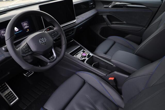 Volkswagen TIGUAN 1.5 eHybrid R-Line Edition 272PK / 200kW DSG, Wegklapbare trekhaak incl. aanhangermanoeuvreerhulp (Trailer Assist), LED Matrix (IQ.Lights), adaptieve cruise control (ACC) met Travel Assist, 20" 'York' LMV, parkeerassistent (Park Assist Pro), Comfort pakket plus (verwarmbare voorstoelen, verwarmbare achterbank, verwarmbare voorruit), elektrische achterklep (Easy Open & Close), panoramadak, Harman Kardon geluidssysteem, Black Style pakket, Interieur Style pakket (lederen 'Varenna' bekleding, elektrisch verstelbare ErgoActive voorstoelen met massage- en geheugenfunctie), draadloos Apple Carplay & Android Auto, dodehoekdetectie (Side Assist) etc.