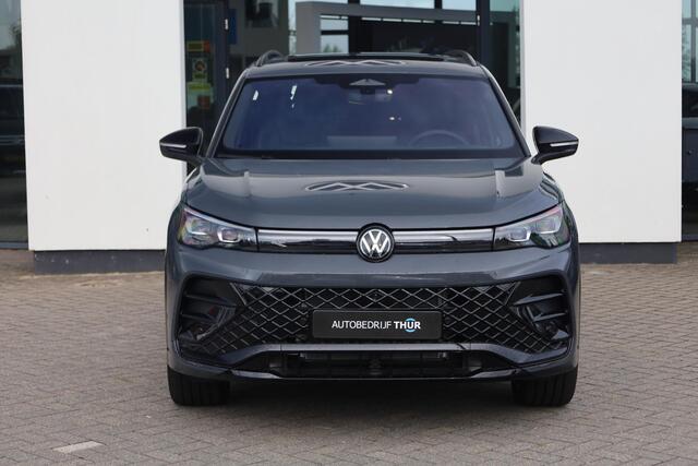 Volkswagen TIGUAN 1.5 eHybrid R-Line Edition 272PK / 200kW DSG, Wegklapbare trekhaak incl. aanhangermanoeuvreerhulp (Trailer Assist), LED Matrix (IQ.Lights), adaptieve cruise control (ACC) met Travel Assist, 20" 'York' LMV, parkeerassistent (Park Assist Pro), Comfort pakket plus (verwarmbare voorstoelen, verwarmbare achterbank, verwarmbare voorruit), elektrische achterklep (Easy Open & Close), panoramadak, Harman Kardon geluidssysteem, Black Style pakket, Interieur Style pakket (lederen 'Varenna' bekleding, elektrisch verstelbare ErgoActive voorstoelen met massage- en geheugenfunctie), draadloos Apple Carplay & Android Auto, dodehoekdetectie (Side Assist) etc.