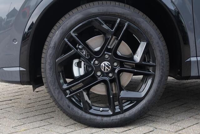 Volkswagen TIGUAN 1.5 eHybrid R-Line Edition 272PK / 200kW DSG, Wegklapbare trekhaak incl. aanhangermanoeuvreerhulp (Trailer Assist), LED Matrix (IQ.Lights), adaptieve cruise control (ACC) met Travel Assist, 20" 'York' LMV, parkeerassistent (Park Assist Pro), Comfort pakket plus (verwarmbare voorstoelen, verwarmbare achterbank, verwarmbare voorruit), elektrische achterklep (Easy Open & Close), panoramadak, Harman Kardon geluidssysteem, Black Style pakket, Interieur Style pakket (lederen 'Varenna' bekleding, elektrisch verstelbare ErgoActive voorstoelen met massage- en geheugenfunctie), draadloos Apple Carplay & Android Auto, dodehoekdetectie (Side Assist) etc.