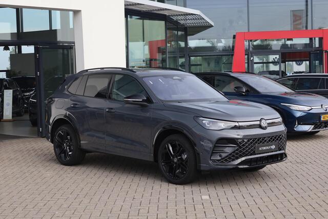 Volkswagen TIGUAN 1.5 eHybrid R-Line Edition 272PK / 200kW DSG, Wegklapbare trekhaak incl. aanhangermanoeuvreerhulp (Trailer Assist), LED Matrix (IQ.Lights), adaptieve cruise control (ACC) met Travel Assist, 20" 'York' LMV, parkeerassistent (Park Assist Pro), Comfort pakket plus (verwarmbare voorstoelen, verwarmbare achterbank, verwarmbare voorruit), elektrische achterklep (Easy Open & Close), panoramadak, Harman Kardon geluidssysteem, Black Style pakket, Interieur Style pakket (lederen 'Varenna' bekleding, elektrisch verstelbare ErgoActive voorstoelen met massage- en geheugenfunctie), draadloos Apple Carplay & Android Auto, dodehoekdetectie (Side Assist) etc.