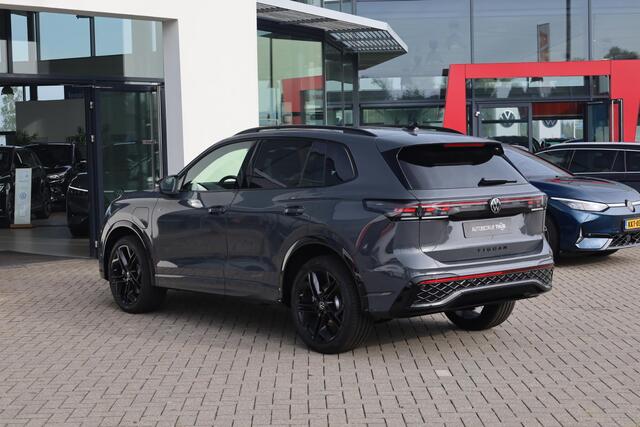 Volkswagen TIGUAN 1.5 eHybrid R-Line Edition 272PK / 200kW DSG, Wegklapbare trekhaak incl. aanhangermanoeuvreerhulp (Trailer Assist), LED Matrix (IQ.Lights), adaptieve cruise control (ACC) met Travel Assist, 20" 'York' LMV, parkeerassistent (Park Assist Pro), Comfort pakket plus (verwarmbare voorstoelen, verwarmbare achterbank, verwarmbare voorruit), elektrische achterklep (Easy Open & Close), panoramadak, Harman Kardon geluidssysteem, Black Style pakket, Interieur Style pakket (lederen 'Varenna' bekleding, elektrisch verstelbare ErgoActive voorstoelen met massage- en geheugenfunctie), draadloos Apple Carplay & Android Auto, dodehoekdetectie (Side Assist) etc.
