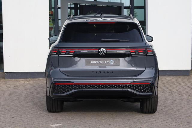 Volkswagen TIGUAN 1.5 eHybrid R-Line Edition 272PK / 200kW DSG, Wegklapbare trekhaak incl. aanhangermanoeuvreerhulp (Trailer Assist), LED Matrix (IQ.Lights), adaptieve cruise control (ACC) met Travel Assist, 20" 'York' LMV, parkeerassistent (Park Assist Pro), Comfort pakket plus (verwarmbare voorstoelen, verwarmbare achterbank, verwarmbare voorruit), elektrische achterklep (Easy Open & Close), panoramadak, Harman Kardon geluidssysteem, Black Style pakket, Interieur Style pakket (lederen 'Varenna' bekleding, elektrisch verstelbare ErgoActive voorstoelen met massage- en geheugenfunctie), draadloos Apple Carplay & Android Auto, dodehoekdetectie (Side Assist) etc.