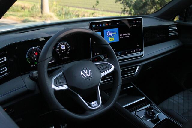 Volkswagen TIGUAN 1.5 eHybrid R-Line Business | IQ | Pano | Trekhaak | 360° cam | Elek. klep