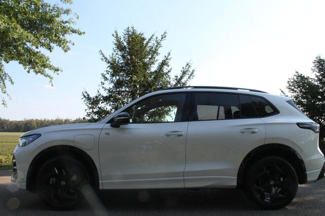 Volkswagen TIGUAN 1.5 eHybrid R-Line Business | IQ | Pano | Trekhaak | 360° cam | Elek. klep