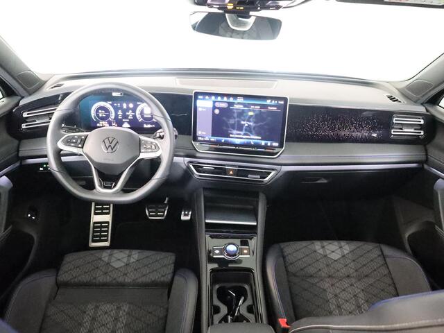 Volkswagen TIGUAN 1.5 eHybrid R-Line Edition 272 pk Automaat (DSG) | Verlengde garantie | Navigatie | Panoramadak | Trekhaak (wegklapbaar) | Parkeersensoren (Park assist) | Rondomzicht camera | R-Line |
