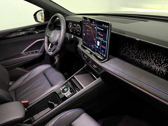 Volkswagen TIGUAN 1.5 eHybrid R-Line Plug-in Panoramadak, 360 Camera, Trekhaak, Leder, Head-up display, Elektrische achterklep, Winterpakket, Memory stoelen, 2 jaar garantie