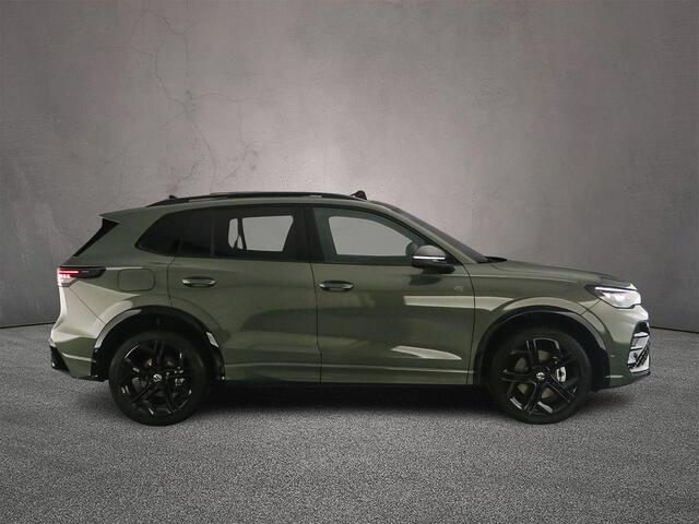 Volkswagen TIGUAN 1.5 eHybrid R-Line Edition 272pk DSG Automaat, Trekhaak, Panoramadak, Head-up display, Adaptive cruise control, Stoelverwarming, Stuurverwarming, App-connect, Dodehoeksensoren, Parkeersensoren, Elektrische achterklep