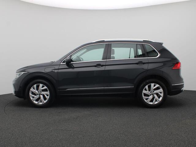 Volkswagen TIGUAN 1.4 TSI eHybrid Elegance 245 PK DSG Trekhaak, Matrix LED-Verlichting, Side Assist, Parkeersensoren voor en Achter, Elektrische Achterklep, 18" LM Velgen, Keyless, Dynamic Chassis