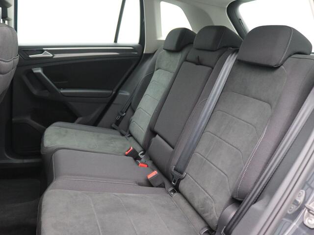 Volkswagen TIGUAN 1.4 TSI eHybrid Elegance 245 PK DSG Trekhaak, Matrix LED-Verlichting, Side Assist, Parkeersensoren voor en Achter, Elektrische Achterklep, 18" LM Velgen, Keyless, Dynamic Chassis