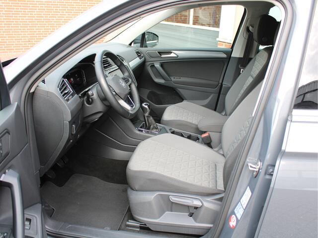 Volkswagen TIGUAN 1.5 TSI Sport Business /NAVI/Camera/19'LM/Keyless/ACC/Carplay/LED/PDC/Keyless/Stuurverwarming/NAP! 2e eig!