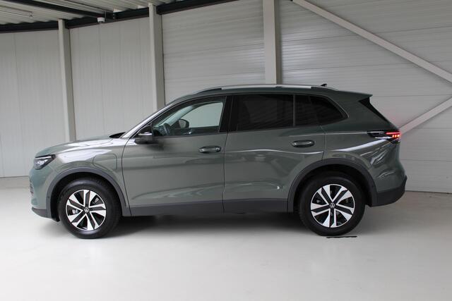 Volkswagen TIGUAN 1.5 eHybrid Life Energy Edition Navigatie | 360 Camera | Head Up Display | Keyless | Led Plus Light | Trekhaak
