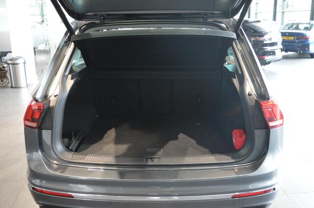 Volkswagen TIGUAN 1.4 TSI ACT R-line navi pano camera trekhaak 150 pk !!