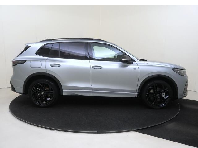 Volkswagen TIGUAN 1.5 eHybrid R-Line Business | Lederen bekleding | Electrische stoelbediening | 20" velgen | 360 camera | Dodehoek sensor