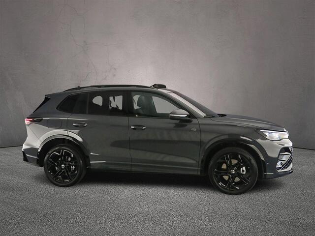 Volkswagen TIGUAN 1.5 eHybrid R-Line Edition 272pk DSG Automaat, Trekhaak, Panoramadak, Lederen bekleding, Harman Kardon, 360 camera, Stoelverwarming, Stuurverwarming, Navigatie, App-connect, Matrix LED-koplampen