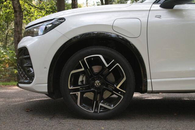 Volkswagen TIGUAN 1.5 eHybrid R-Line Business | IQ | Pano | Trekhaak | 360° cam | Elek. klep
