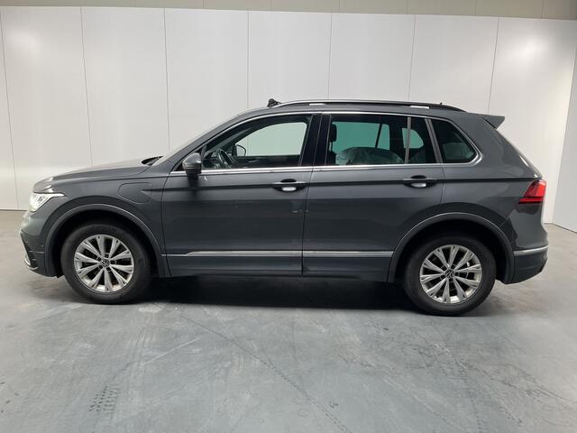 Volkswagen TIGUAN 1.4 TSI eHybrid R-Line / AUTOMAAT/ PANO/ ACC/ PARK.SENSOR.V+A/ CAMERA/ APP-CONNECT/ STUUR+STOELVERWARM./ ELEK.ACHTERKLEP/ DIGITAL DASH/ NAVI/ DAB/ CLIMA/ IQ.LIGHT/ 19'' LMV