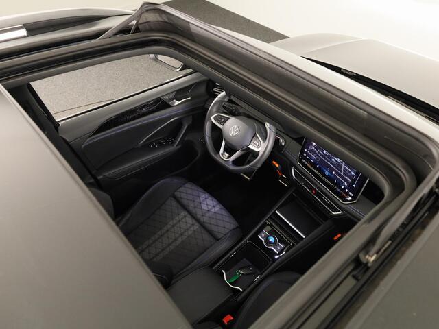 Volkswagen TIGUAN 1.5 eHybrid R-Line Edition 204 pk Automaat (DSG) | Verlengde garantie | Navigatie | Panoramadak | Parkeersensoren (Park assist) | Achteruitrijcamera | Stoelverwarming v/a | R-Line |