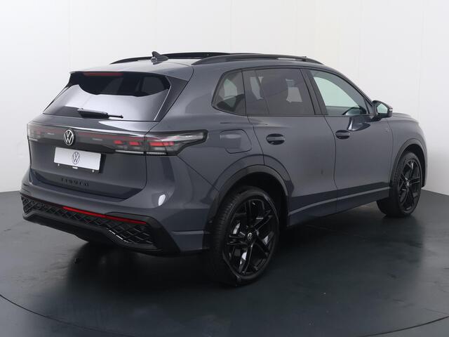 Volkswagen TIGUAN 1.5 eHybrid R-Line Edition | 272 PK | SoH 100% | Trekhaak wegklapbaar | Adaptive Cruise Control | 360 graden camera | Volleder | Panoramadak | Head-up Display | Matrix LED | Keyless Entry | Dodehoek detectie | Climate control | Elektrische achterklep | Draadloze telefoonlader | Stoelmassage & -ventilatie | Stuur- & Stoelverwarming | Apple Carplay / Android Auto |