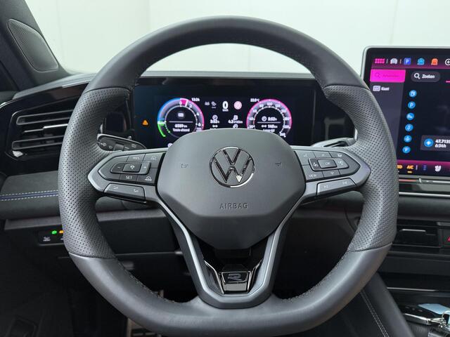 Volkswagen TIGUAN 1.5 eHybrid R-Line Edition | 272 PK | SoH 100% | Trekhaak wegklapbaar | Adaptive Cruise Control | 360 graden camera | Volleder | Panoramadak | Head-up Display | Matrix LED | Keyless Entry | Dodehoek detectie | Climate control | Elektrische achterklep | Draadloze telefoonlader | Stoelmassage & -ventilatie | Stuur- & Stoelverwarming | Apple Carplay / Android Auto |